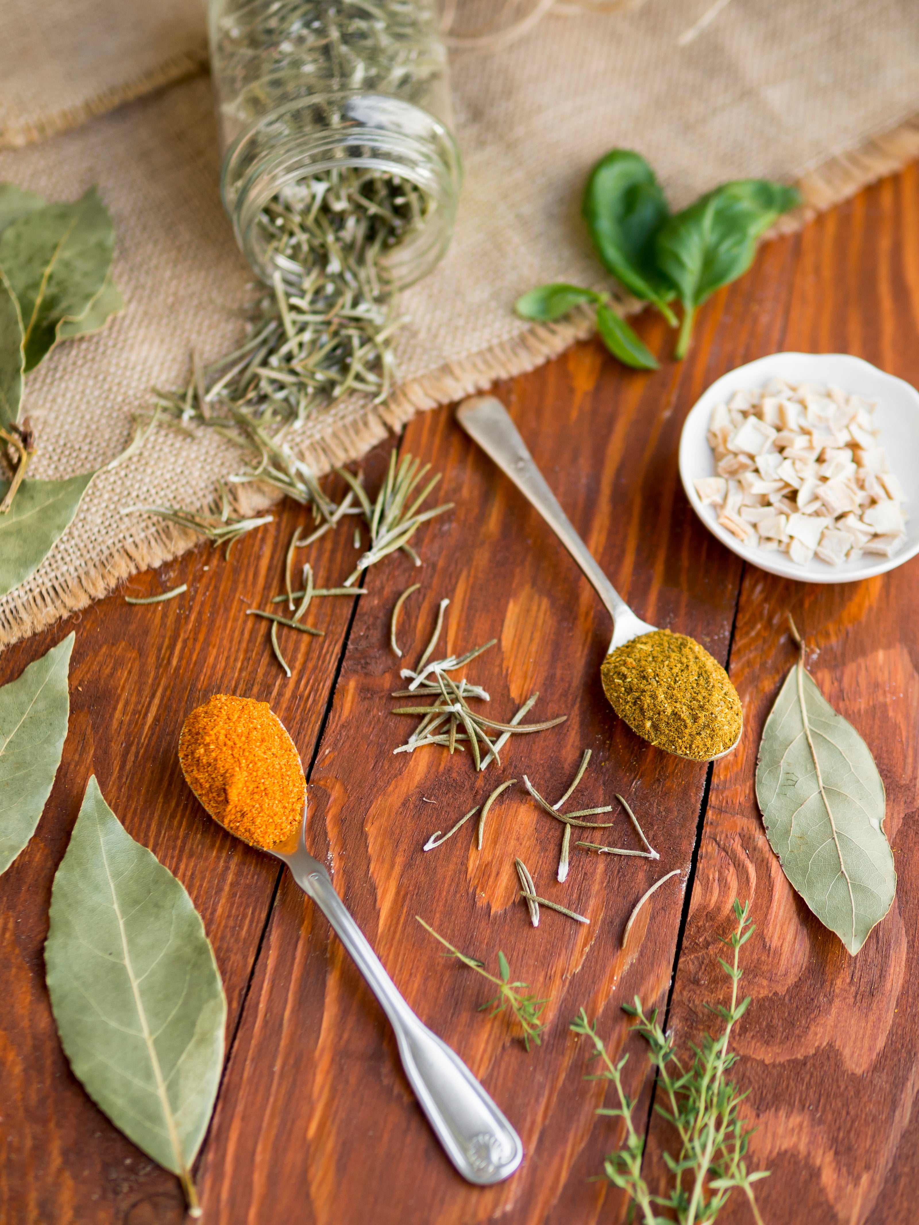 spoons-full-spices-with-dry-leaves.jpg__PID:01c77e5b-4429-417d-883b-a140e2734d49